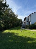 221 Cottonwood Rd in Newington, CT - Building Photo