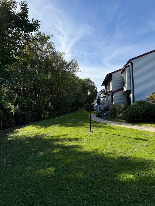221 Cottonwood Rd in Newington, CT - Foto de edificio