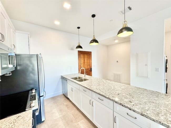 2102 Mechanic St, Unit 203 in Galveston, TX - Building Photo - Building Photo