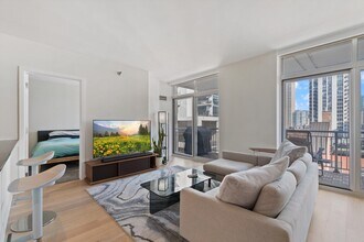 330 W Grand Ave in Chicago, IL - Building Photo - Building Photo