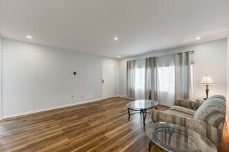 1000 E Callero Cir in Mount Prospect, IL - Building Photo - Building Photo