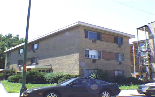 2047 W Touhy in Chicago, IL - Building Photo