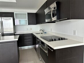 90 SW 3rd St in Miami, FL - Building Photo - Building Photo