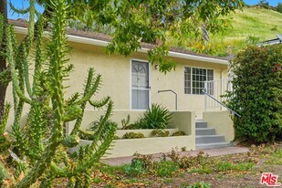 11180 Tujunga Canyon Blvd in Los Angeles, CA - Building Photo