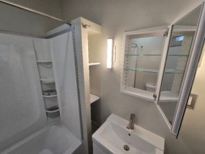 1019 Widdicomb Ave NW, Unit 2 in Grand Rapids, MI - Foto de edificio - Building Photo