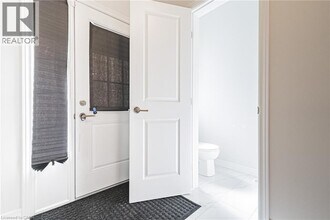 21 Zoe Ln in Hamilton, ON - Building Photo - Building Photo