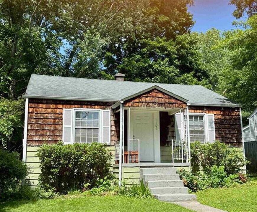 1109 Palmer Dr in Blacksburg, VA - Building Photo