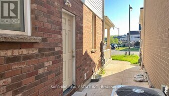 325 Trudeau Dr in Milton, ON - Building Photo