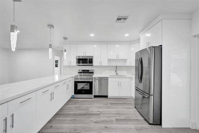 101 SW 53rd Ave in Plantation, FL - Building Photo - Building Photo