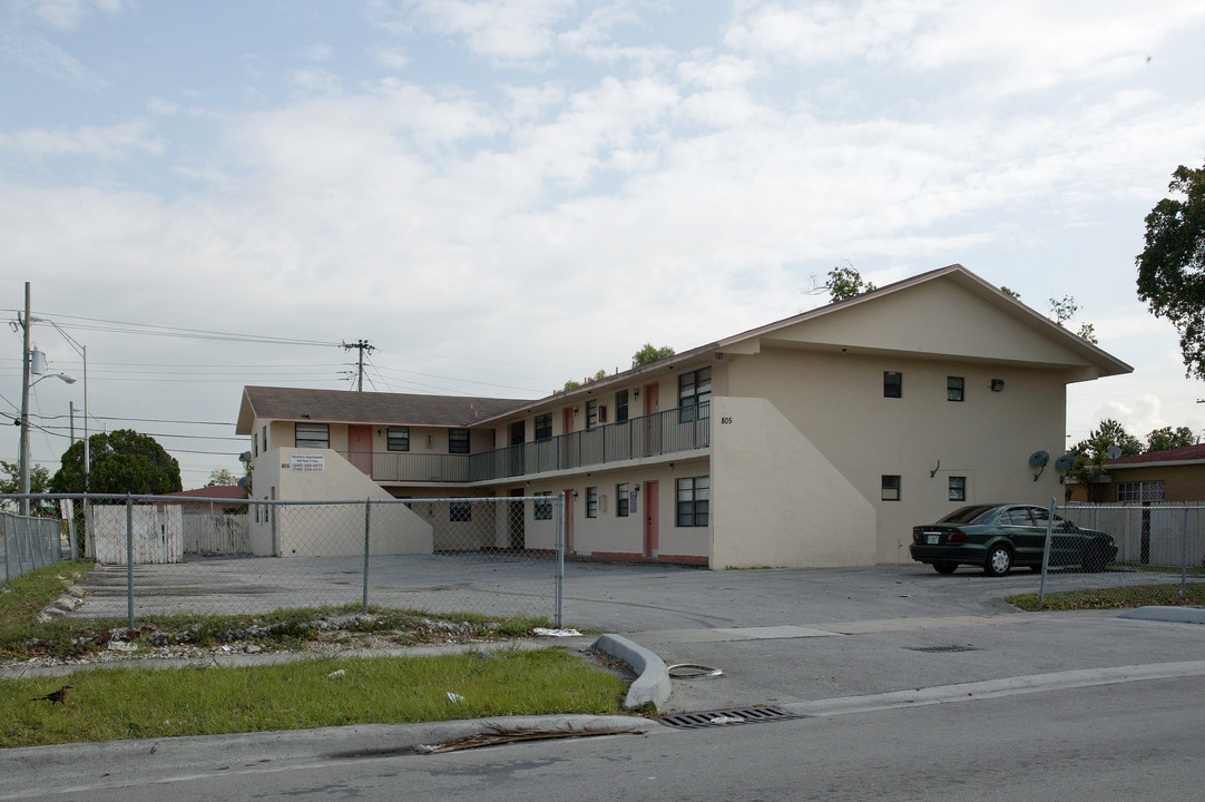 805 E 3rd Ave in Hialeah, FL - Building Photo