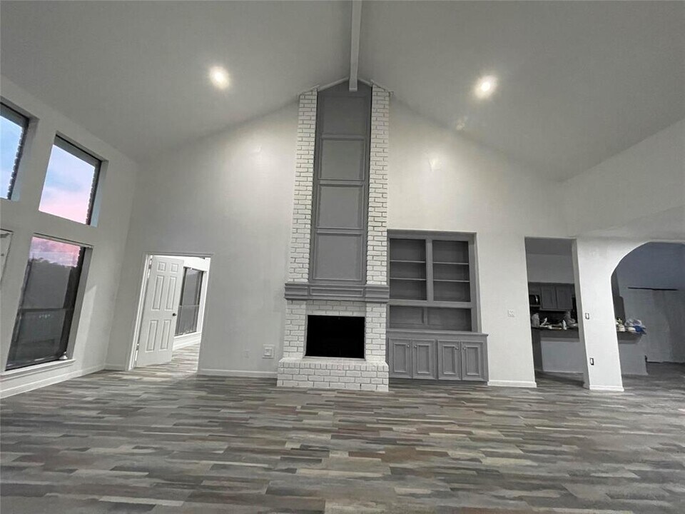 2027 Woodland Dr in Richmond, TX - Building Photo