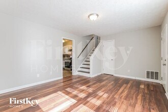 680 Springhollow Ln SW in Marietta, GA - Building Photo - Building Photo