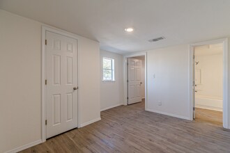 509 Brown Ave in Jourdanton, TX - Foto de edificio - Building Photo