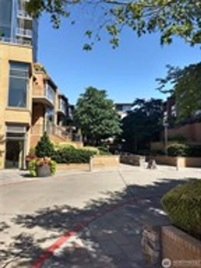 10610 NE 9th Pl in Bellevue, WA - Building Photo - Building Photo