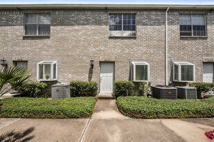 7617 Cambridge St in Houston, TX - Building Photo