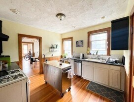 26 Sycamore St, Unit 2 in Somerville, MA - Building Photo