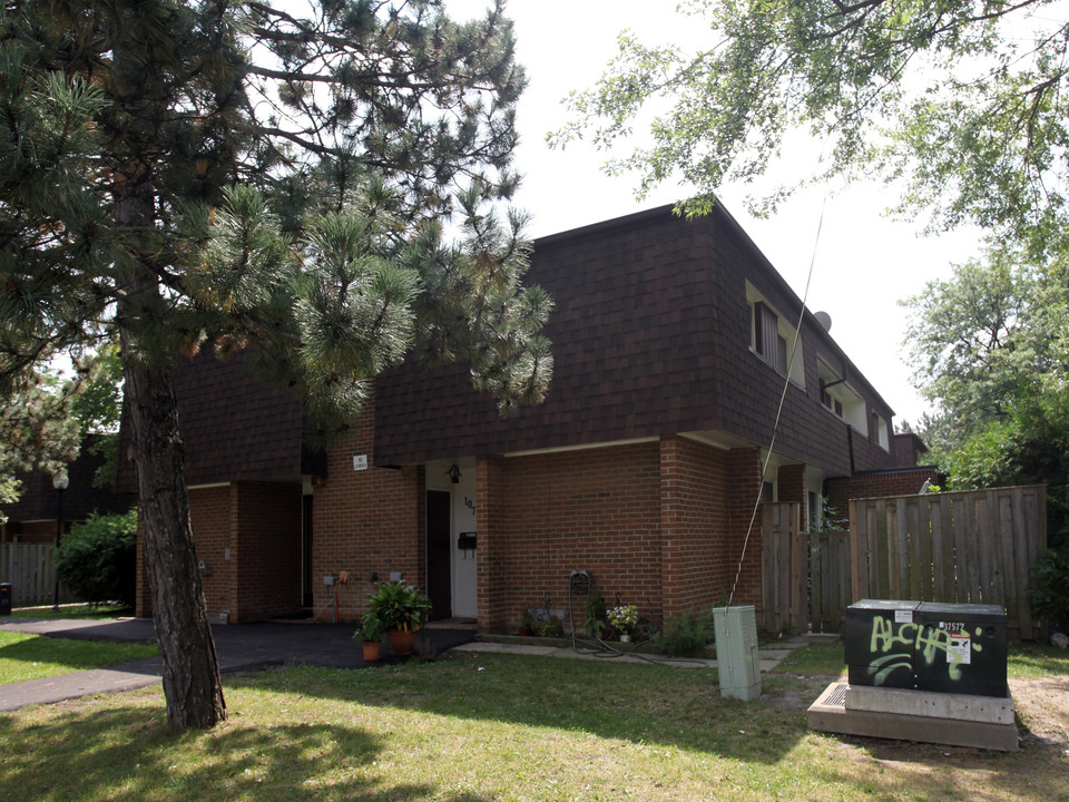 10 Litchfield Ct in Toronto, ON - Building Photo