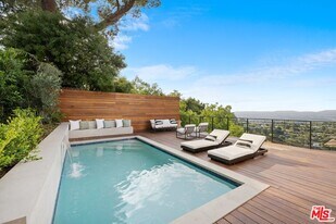 8620 Skyline Dr in Los Angeles, CA - Building Photo