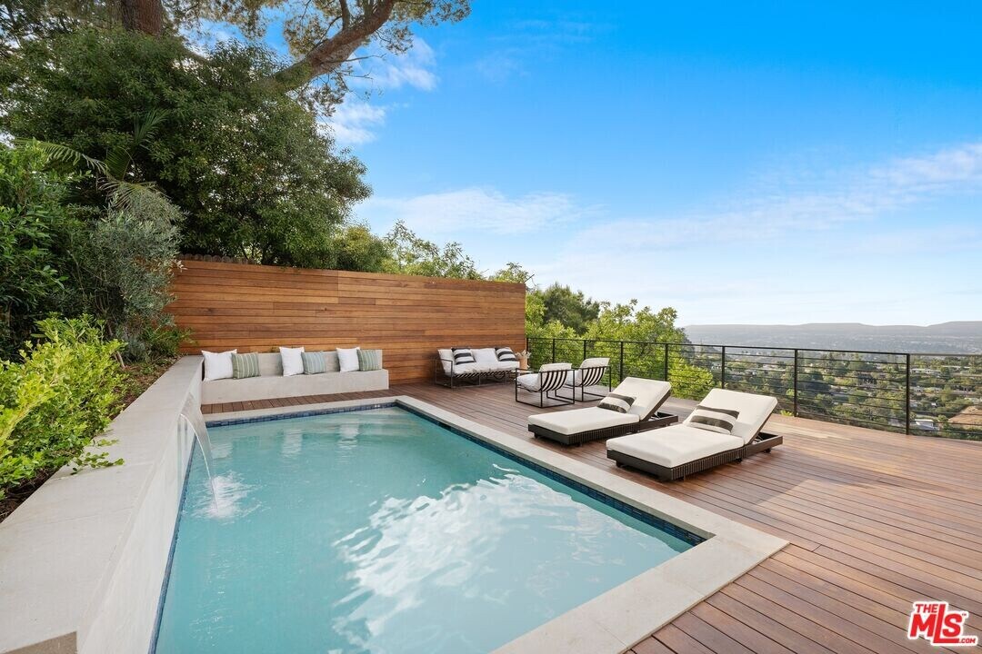 8620 Skyline Dr in Los Angeles, CA - Building Photo