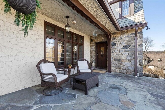 8 Club Way in Hartsdale, NY - Building Photo - Building Photo