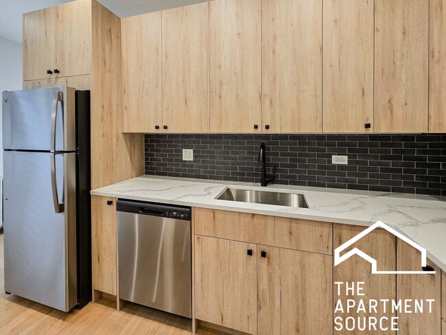 2251 W Argyle St, Unit 3 in Chicago, IL - Building Photo - Building Photo