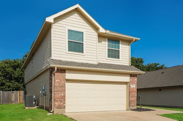 8300 Runner Oak Ln in Fort Worth, TX - Foto de edificio - Building Photo