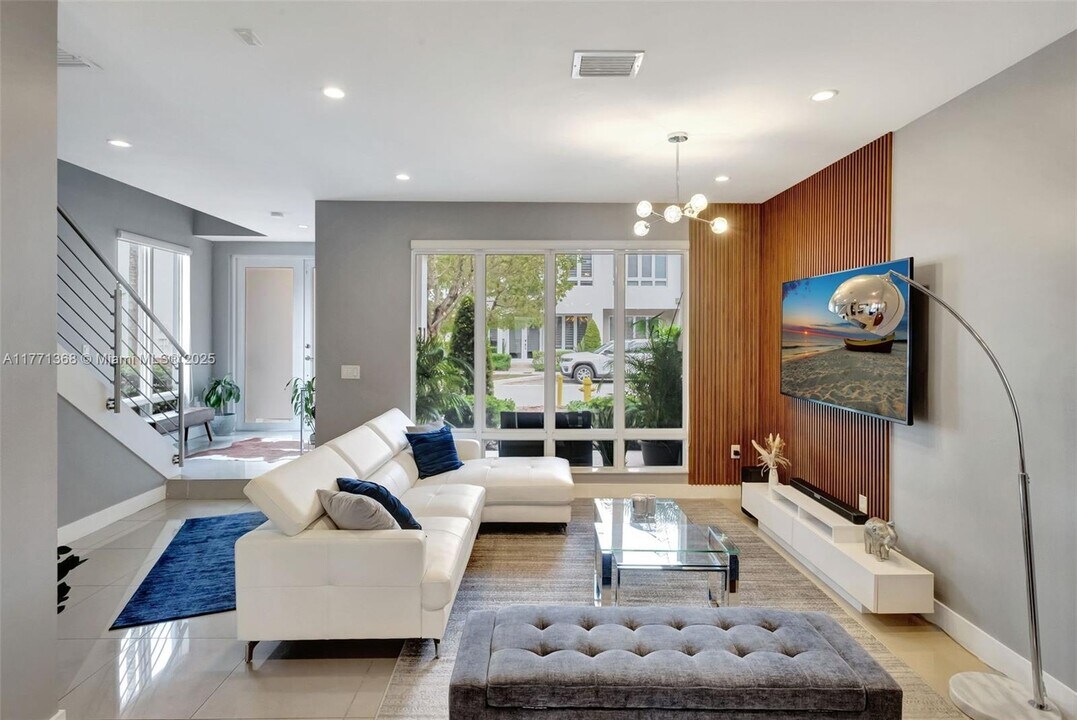 6438 NW 104th Ct in Medley, FL - Foto de edificio