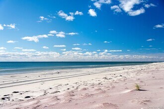 40 Dune Rd in Hampton Bays, NY - Building Photo - Building Photo