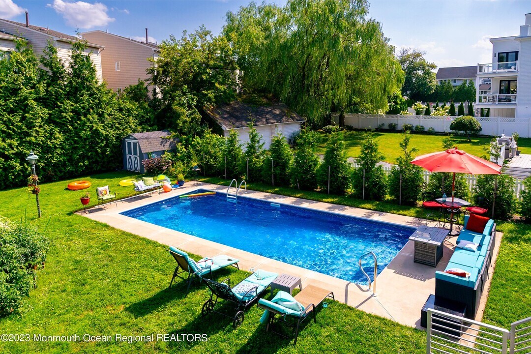 18 Valentine St in Monmouth Beach, NJ - Building Photo