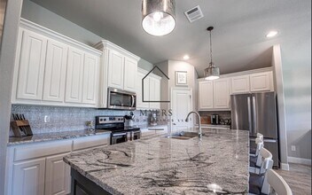 1412 Town Creek Cir in Weatherford, TX - Foto de edificio - Building Photo