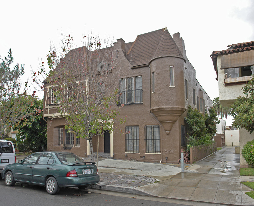 415 N Ogden Dr in Los Angeles, CA - Building Photo