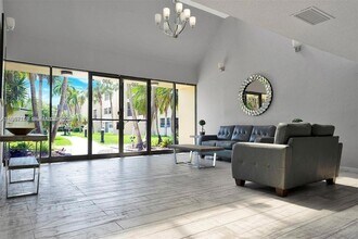 230 Lakeview Dr, Unit 107 in Weston, FL - Building Photo - Building Photo