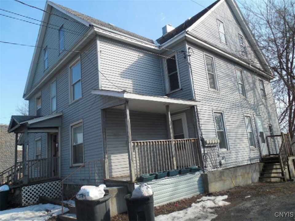 227 W Main St in Watertown, NY - Building Photo