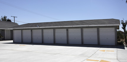 15011 Bear Valley Rd in Hesperia, CA - Foto de edificio - Building Photo