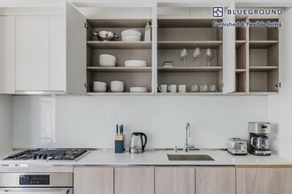572 11th Ave in New York, NY - Building Photo - Building Photo
