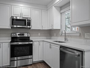 895 Harcourt Rd in Grosse Pointe Park, MI - Foto de edificio - Building Photo