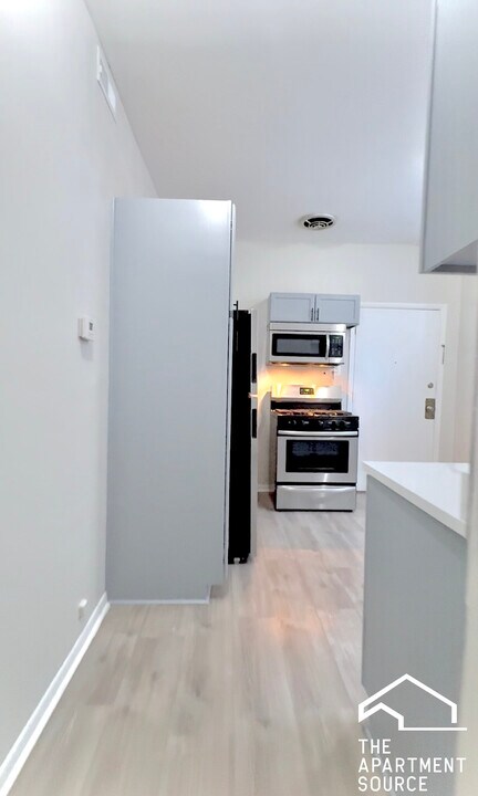 4854 W Diversey Ave, Unit 1F in Chicago, IL - Building Photo