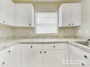 828 Cape Cod Cir in Valrico, FL - Building Photo - Building Photo