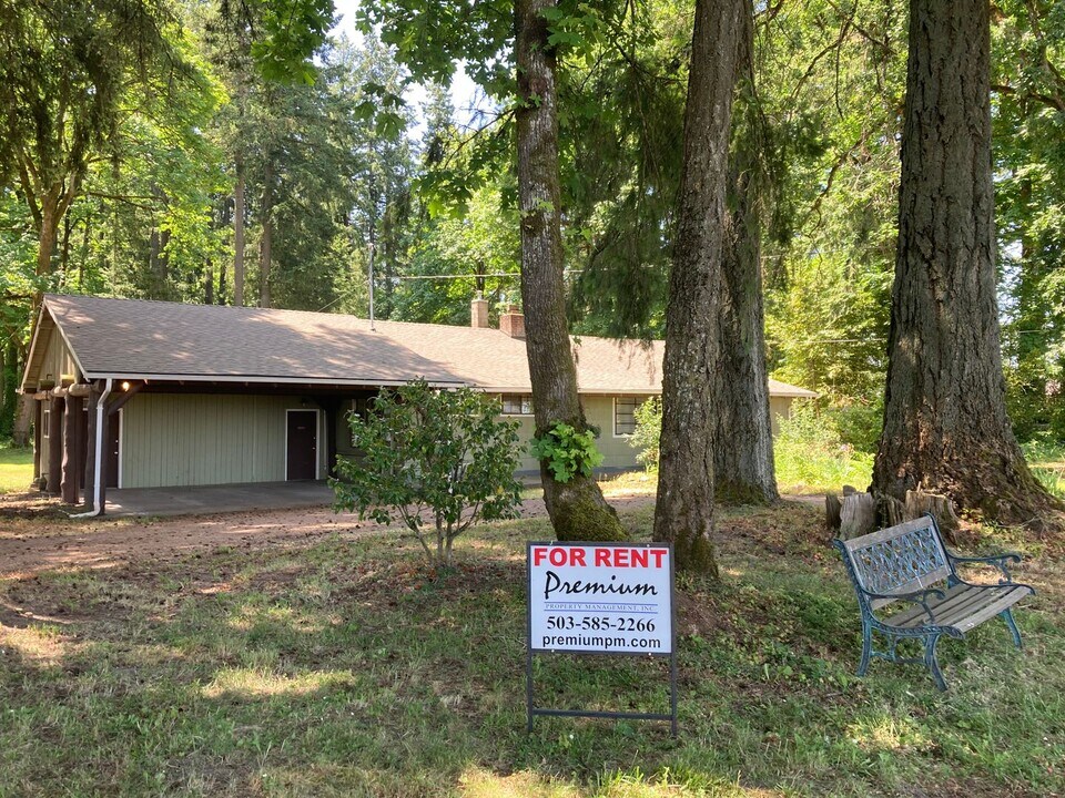 1870 Clear Lake Rd NE in Keizer, OR - Building Photo