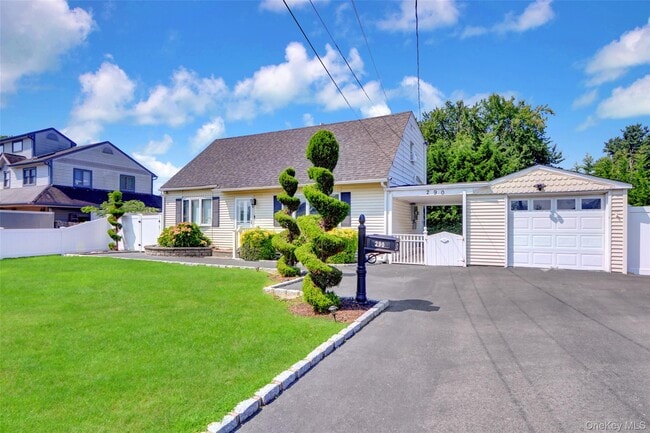 290 Eastwood Ave in Deer Park, NY - Building Photo - Building Photo