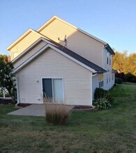 2045 Rolling Meadows Ln in Akron, OH - Building Photo - Building Photo