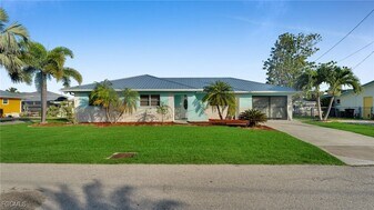 2758 Bruce St in Matlacha, FL - Building Photo