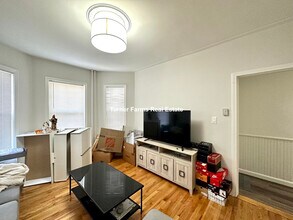 153 E Cottage St, Unit 1 in Boston, MA - Foto de edificio - Building Photo