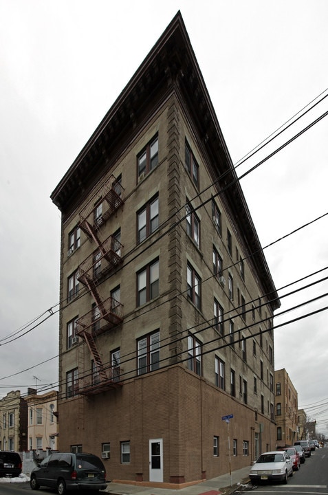 580 59th St in West New York, NJ - Building Photo