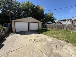18532 Roscommon St in Harper Woods, MI - Building Photo - Building Photo