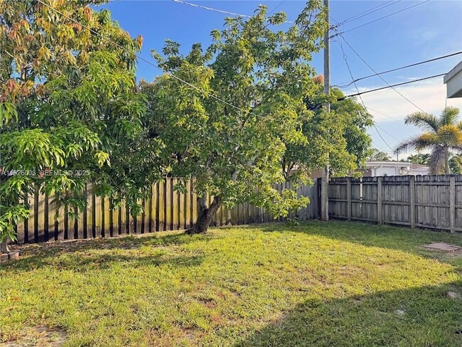 1400 N 70th Way in Hollywood, FL - Foto de edificio - Building Photo