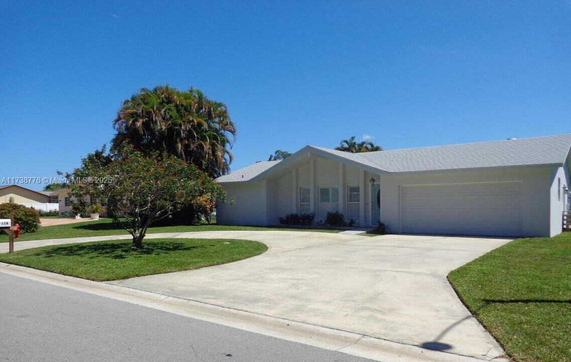 116 Meadowlark Dr in Royal Palm Beach, FL - Building Photo