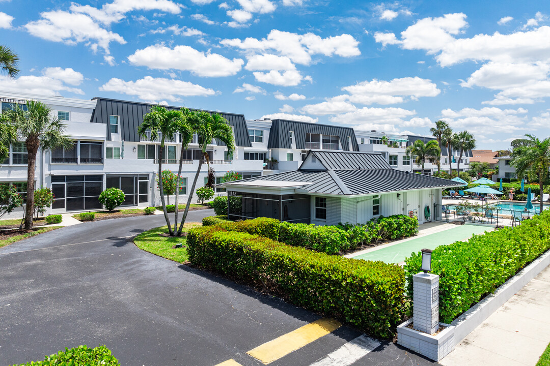 Harborside Terrace in Naples, FL - Foto de edificio