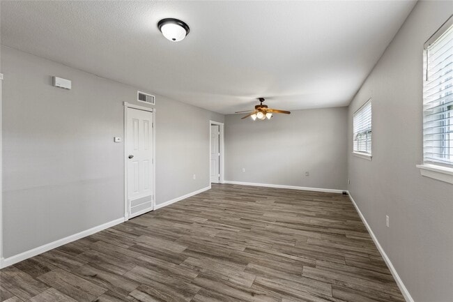 1914 Larrabee St in Seabrook, TX - Building Photo - Building Photo