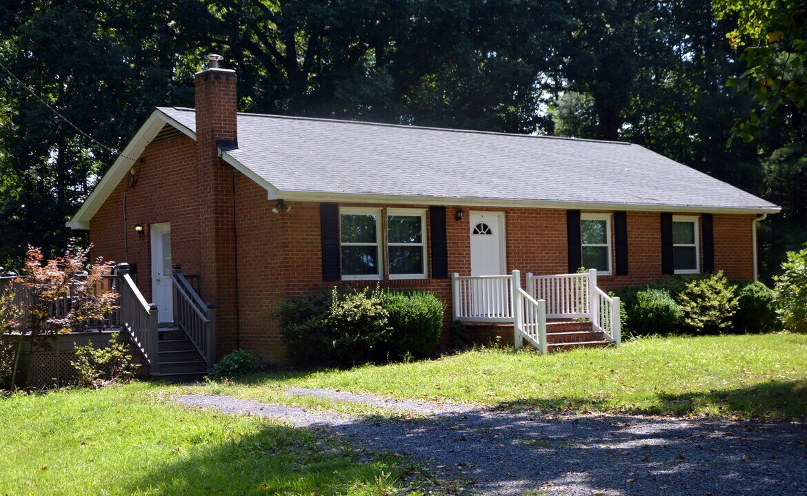 2703 Indian Run Rd in Amissville, VA - Building Photo